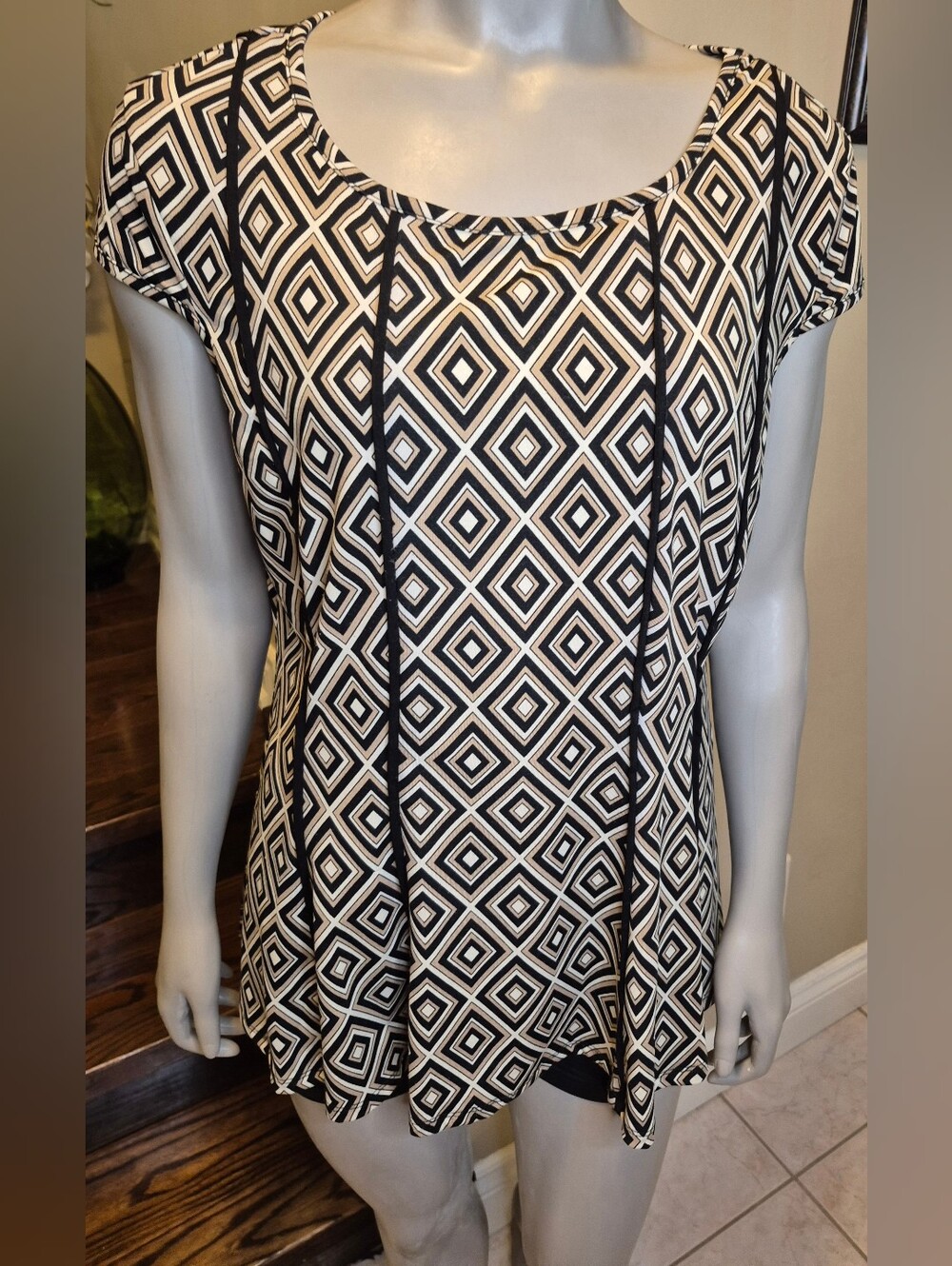 Women's Geometric Scoop Neck Top With Black Horizontal Piping